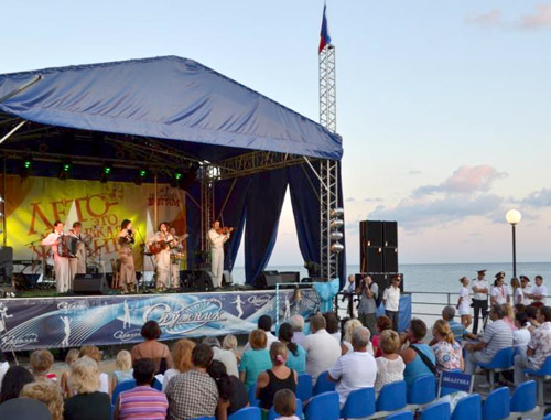 концерты фестиваля "Лето - это маленькая жизнь" прохидили на набережной. Сочи, 20 августа 2011 г. Фото Ильи Иванова