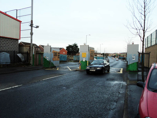 В стенах, разделяющих католиков и протестантов, сделаны ворота, через которые люди могут ехать по своим делам...  до 22.00 