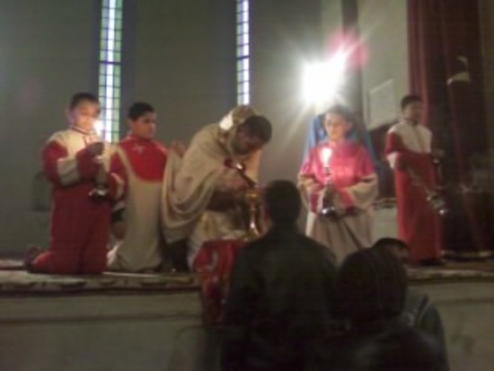 Священник благославляет прихожан... Священник благославляет прихожан...