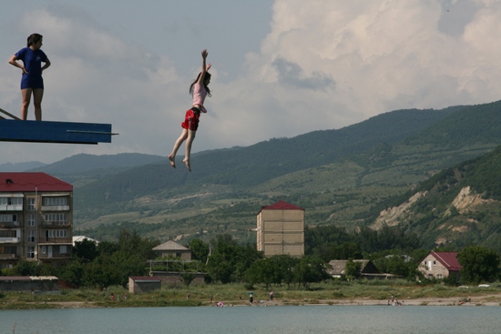 Причина, по которой девушки ходят купаться лишь по утрам, вполне прозаична. Озеро не оборудовано никакими удобствами. Нет ни туалетов, ни кабин для переодевания. Причина, по которой девушки ходят купаться лишь по утрам, вполне прозаична. Озеро не оборудовано никакими удобствами. Нет ни туалетов, ни кабин для переодевания.