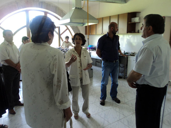 Ирина показывает министру просвещения Хачатряну и его работникам кухню, где готовят пищу детям.