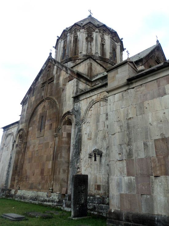 На фасаде здания встречаются довольно таки странные рельефные скульптуры, вперемешку с надписями на староармянском.