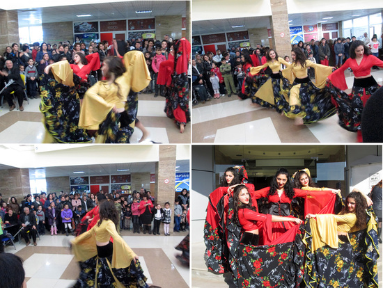 Девушки из Степанакертского дома культуры  группы &laquo;Твизл&raquo; 