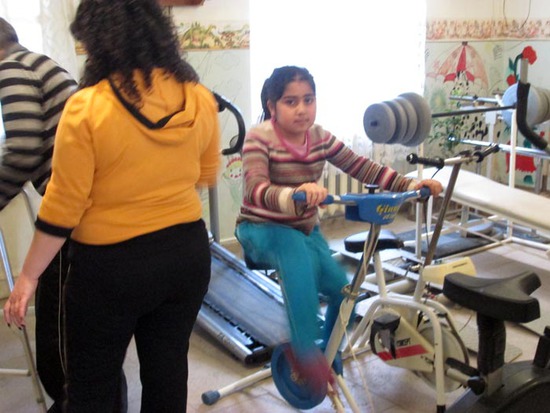 Девочка на велотренажёре. Девочка на велотренажёре.