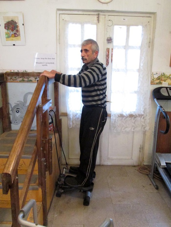 У Размика инсульт, упражнение на ходунке У Размика инсульт, упражнение на ходунке