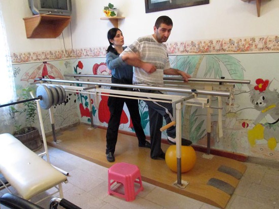 Володя. Шесть лет назад, в автоаварии он стал инвалидом-колясочником, никого не узнавал... Володя. Шесть лет назад, в автоаварии он стал инвалидом-колясочником, никого не узнавал...