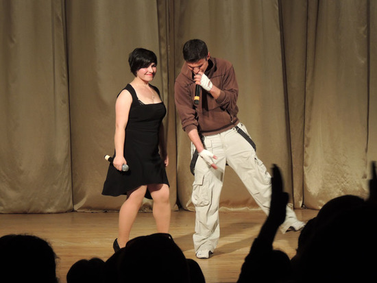 Шуточную песню на  английском исполняют студенты университета Месроп Маштоц Жанна и Андраник (&laquo;Феникс&raquo;).