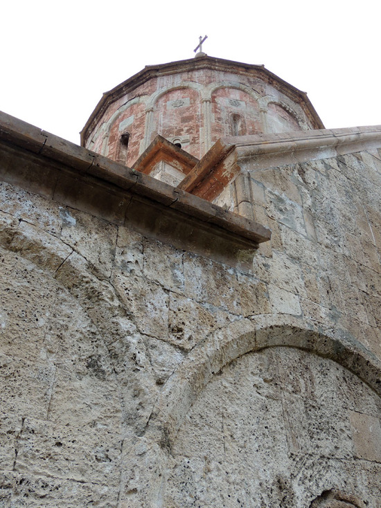 Поверхность камней похожа на лицо человека, переболевшего оспой.