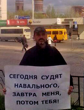 Михаил Анисенко в одиночном пикете. Астрахань, 24 апреля 2013 г. Фото Елены Гребенюк для "Кавказского узла" Михаил Анисенко в одиночном пикете. Астрахань, 24 апреля 2013 г. Фото Елены Гребенюк для "Кавказского узла"