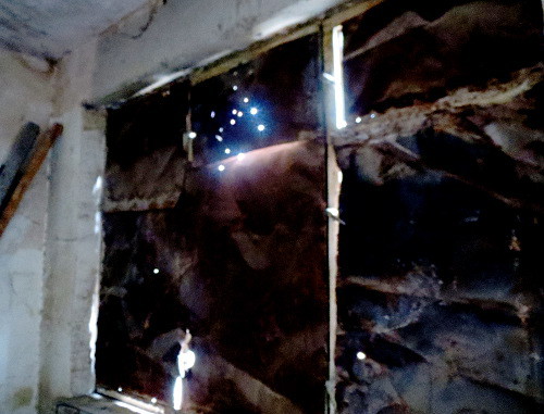 Окно в одной из комнат студенческого общежития, в которую во время военных действий попал снаряд установки "Град". Нагорный Карабах, Степанакерт, 17 апреля 2013 г. Фото Алвард Григорян для "Кавказского узла"