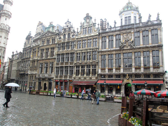 Очень красивая центральная площадь Брюсселя - Гранд Плас, на котором расположены дворцы.