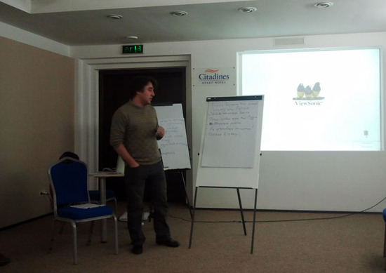 Юра (Армения) презентует работу своей группы. Юра (Армения) презентует работу своей группы.