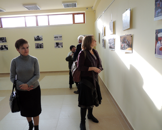 Посетители фотовыставки. Посетители фотовыставки.