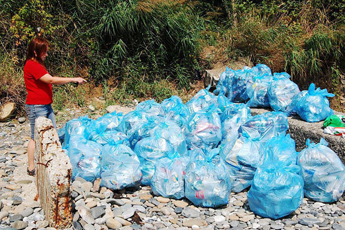 Акция по уборке берега Черного моря в Хостинском
районе города Сочи. Фото "Кавказского Узла"