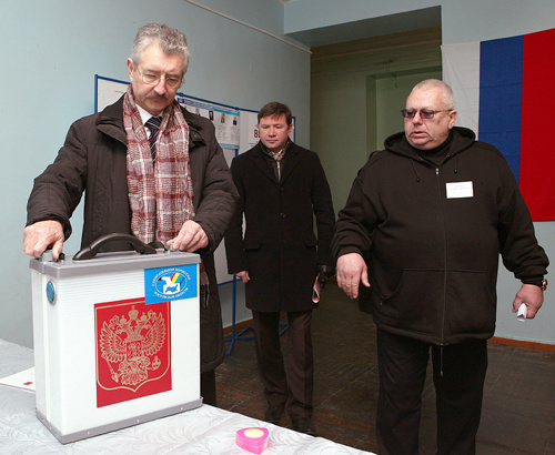 Председатель облизбиркома Сергей Юсов (слева) 
проверяет ящики с датчиками системы ГЛОНАСС на участке № 89 г. Новочеркасска. Ростовская область,  11 марта 2011 года. Фото "Кавказского узла".