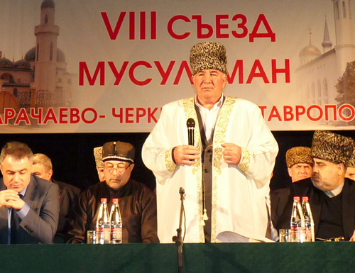 
Председатель Духовного управления мусульман Карачаево-Черкесской республики, муфтий Исмаил Бердиев выступает с речью в президиуме VIII отчетно-выборного съезда мусульман Карачаево-Черкесской республики, проходящего в г. Черкесск 16 марта 2011 г. Фото "Кавказского узла".