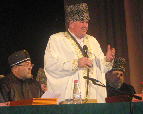 Муфтий Исмаил Бердиев выступает с речью в президиуме VIII отчетно-выборного съезда мусульман Карачаево-Черкесской республики, проходящего в г. Черкесск 16 марта 2011 г. Фото "Кавказского узла"