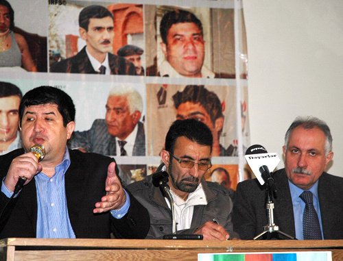 Слева направо: независимый журналист Шахвелед Чобаноглу, главный
редактор газеты "Азадлыг" Ганимат Захидов, директор агентства Turan
Мехман Алиев на Форуме в поддержку свободы прессы. Баку, Азербайджан, 29 марта 2011 г. Фото "Кавказского узла"