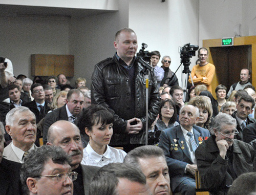 Волгоград, Дом профсоюзов. Выступление депутата Волгоградской областной думы, коммуниста Николая Паршина на публичных слушаниях по выбору системы управления городом, прошедших  1 апреля 2011 г.  Фото: Светлана Боброва, специально для "Кавказского узла"
