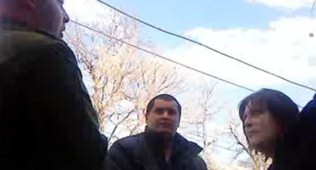 Неизвестные, представившиеся сотрудниками Минобороны Южной Осетии и Инара Габараева. 14 апреля 2011 г. Кадр из видеозаписи, сделанной на телефон.