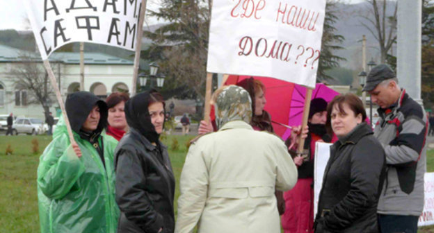 Участники митинга погорельцев на Привокзальной площади Цхинвала. 16 апреля 2011 г. Фото "Кавказского узла"