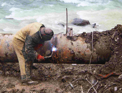 Ремонтные работы на шестом километре трубы водовода Едис- Цхинвал. 28 марта 2011 г. Фото "Кавказского узла"
