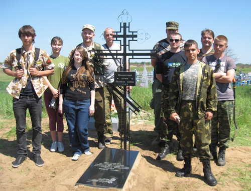 Кладбище хутора Прыщовка Среднеахтубинского района Волгоградской области. Члены поискового отряда "Красноармеец" у памятного знака
неизвестному летчику, погибшему во время Сталинградской битвы. 14 мая 2011 г. Фото "Кавказского узла"