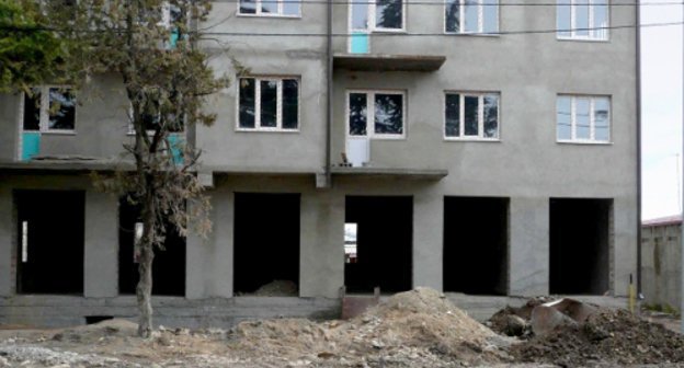 Строительство двухэтажного корпуса в Цхинвале на проспекте Алана Джиоева. Насыпанные горками цемент, песок, отсев, щебень и другие строительные материалы с ветром разносятся в воздухе. Цхинвал, весна 2011 г. Фото "Кавказского узла"