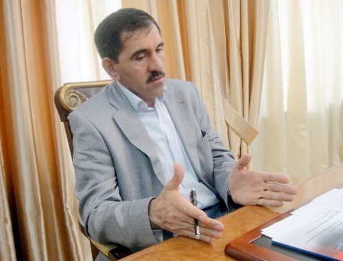 Юнус-бек Евкуров во время встречи с популярными блогерами. Ингушетия, Магас, сентябрь 2010 г.
Фото: http://komen-dant.livejournal.com