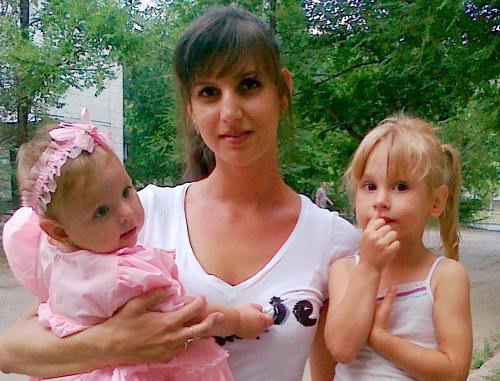 Виктория Фомина и ее дети. Волгоград, Кировский район, 02 июля 2011 г. Фото "Кавказского узла"
