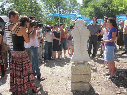 Итальянский скульптор Стефания Полумбо представляет свою
работу, выполненную на первом международном симпозиуме по
скульптуре"Акоп Гюрджян".   Нагорный Карабах, город Шуши. 28 июля 2011 г. Фото "Кавказского узла"
