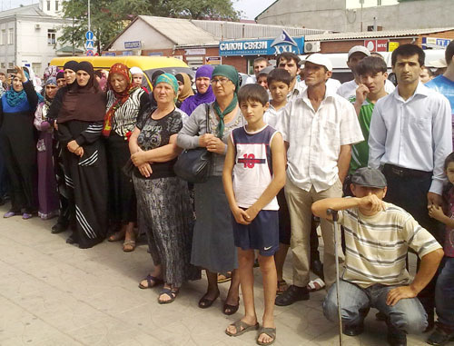 Участники митинга с требованием отпустить задержанных жителей Кизлярского района у здания прокуратуры республики Дагестан. Махачкала, 26 августа 2011 г. Фото "Кавказского узла"