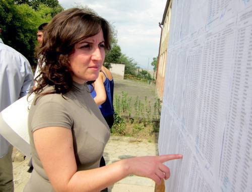 Муниципальные выборы в Нагорном Карабахе, г.Степанакерт. Жительница Степанакерта  Ани  А. ищет свое имя в списках избирателей.  18 сентября 2011 г. Фото "Кавказского узла"

