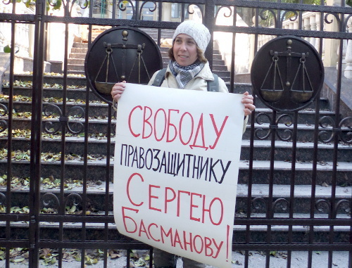 Сочи, 15 декабря 2011 г. Одиночный пикет в защиту Сергея Басманова перед зданием суда Центрального района. Фото Светланы Кравченко для "Кавказского узла"
 
