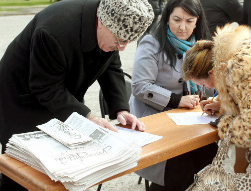 Участники схода расписываются под Обращением к Президенту и Парламенту Республики Абхазия, Патриарху Кириллу, Вселенскому патриарху Варфоломею, ко всем главам Поместных Православных Церквей. Абхазия, Сухум, 3 февраля 2012 г. Фото Анжелы Кучуберия для "Кавказского узла" Участники схода расписываются под Обращением к Президенту и Парламенту Республики Абхазия, Патриарху Кириллу, Вселенскому патриарху Варфоломею, ко всем главам Поместных Православных Церквей. Абхазия, Сухум, 3 февраля 2012 г. Фото Анжелы Кучуберия для "Кавказского узла"