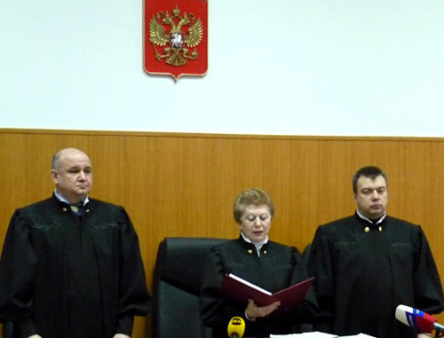 Коллегия судей Ростовского областного суда зачитывает решение по уголовному делу в отношении Хасбулата Мархиева, обвиняемого в гибели Максима Сычева. Ростов-на-Дону, 29 февраля 2012 г. Фото Олеси Диановой для "Кавказского узла" Коллегия судей Ростовского областного суда зачитывает решение по уголовному делу в отношении Хасбулата Мархиева, обвиняемого в гибели Максима Сычева. Ростов-на-Дону, 29 февраля 2012 г. Фото Олеси Диановой для "Кавказского узла"