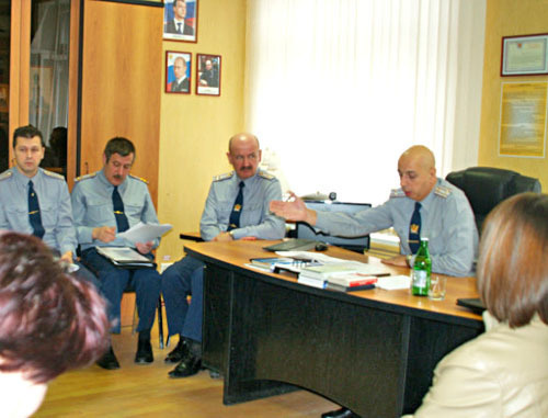 Наблюдательная комиссия заслушала мнения жителей города по незаконности нахождения колонии-поселения № 12 среди жилой зоны Усть-Лабинска. Краснодарский край, 11 апреля 2012 г. Фото пресс-службы управления ФСИН России по Краснодарскому краю

