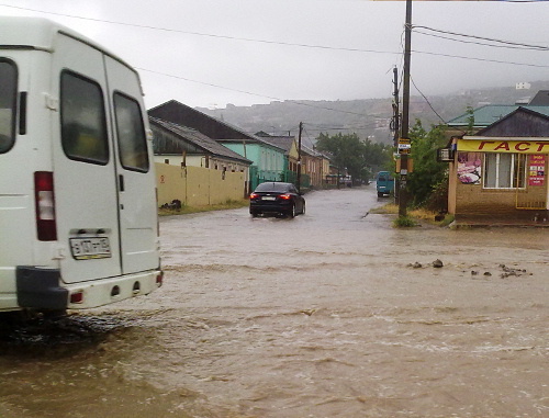 Дагестан, Махачкала, 26 мая 2012 г. Затопленные ливнем улицы города. Фото Ахмеднаби Ахмеднабиева для "Кавказского узла"