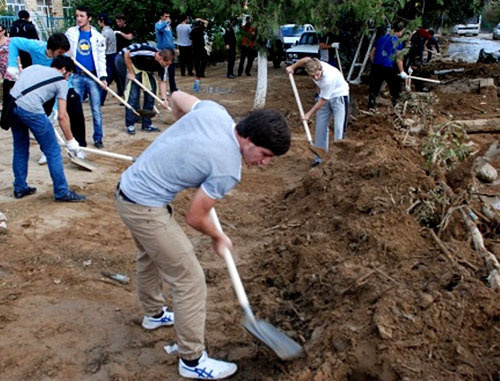 Волонтеры расчищают улицы Дербента. Дагестан, 16 октября 2012 г. Фото http://www.dagmol.ru/ Волонтеры расчищают улицы Дербента. Дагестан, 16 октября 2012 г. Фото http://www.dagmol.ru/