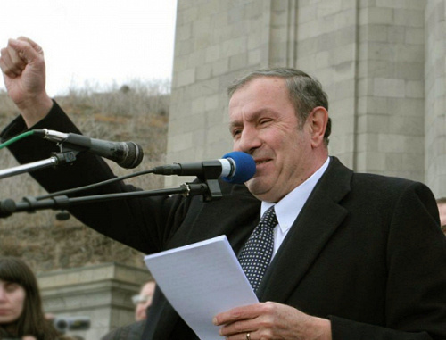Левон Тер-Петросян выступает на митинге, Ереван, 2009 г. Фото: http://www.levonpresident.am Левон Тер-Петросян выступает на митинге, Ереван, 2009 г. Фото: http://www.levonpresident.am