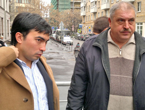 Отец Ивана Агафонова, Александр Агафонов и его
представитель Матвей Цзен. Москва, 16 ноября 2012 г. Фото Юлии Буславской для "Кавказского узла"
