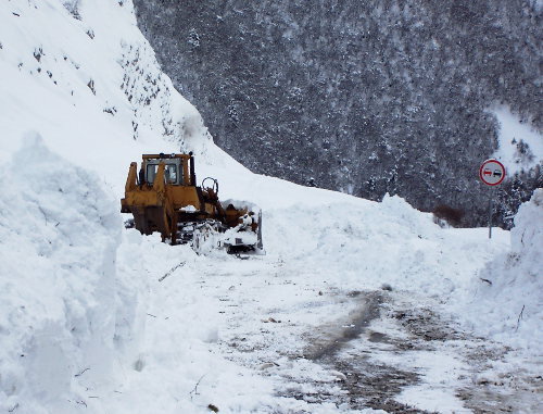 Расчистка трассы на Транскаме. Фото ГУ МЧС Северной Осетии, http://www.15.mchs.gov.ru Расчистка трассы на Транскаме. Фото ГУ МЧС Северной Осетии, http://www.15.mchs.gov.ru
