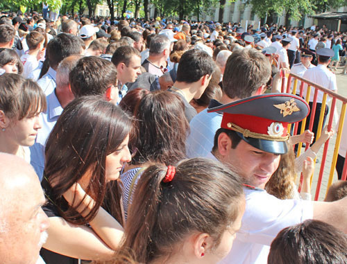 Зрители во время парада ко Дню Победы. Владикавказ, 9 мая 2013 г. Фото Эммы Марзоевой для "Кавказского узла" Зрители во время парада ко Дню Победы. Владикавказ, 9 мая 2013 г. Фото Эммы Марзоевой для "Кавказского узла"