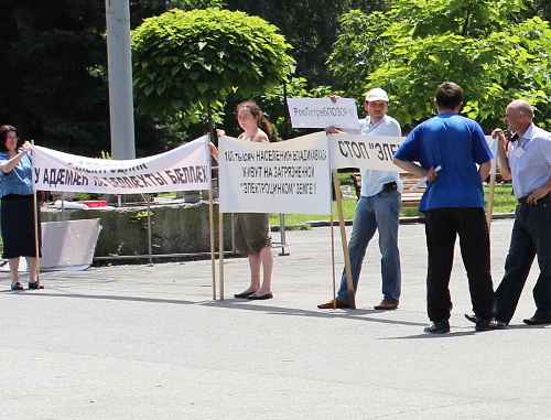 Северная Осетия, Владикавказ, 6 июля 2013 г. Пикет против деятельности "Электроцинка". Фото Эммы Марзоевой для "Кавказского узла"