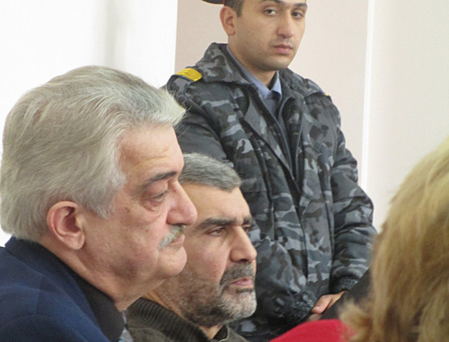 Аркадий Варданян (слева) на заседании суда по делу об убийстве Роберта Аветяна. Ноябрь 2013 г. Фото: http://www.aravot.am/2013/11/15/406085 Аркадий Варданян (слева) на заседании суда по делу об убийстве Роберта Аветяна. Ноябрь 2013 г. Фото: http://www.aravot.am/2013/11/15/406085