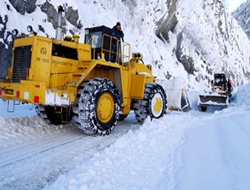 Дорожная техника на Транскавказской магистрали в Северной Осетии. Фото http://osinform.ru/ Дорожная техника на Транскавказской магистрали в Северной Осетии. Фото http://osinform.ru/