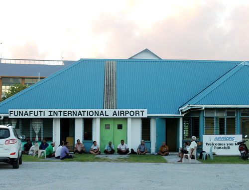 Международный аэропорт в столице Тувалу Фунафути. Фото: lirneasia, https://www.flickr.com/photos/lirneasia/8005358733, creativecommons.org/licenses/by/2.0 Международный аэропорт в столице Тувалу Фунафути. Фото: lirneasia, https://www.flickr.com/photos/lirneasia/8005358733, creativecommons.org/licenses/by/2.0