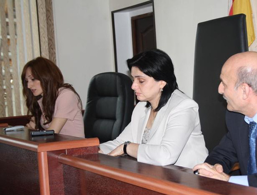 Верховный суд Южной Осетии. В центре - председатель ВС Илона Хугаева. Май 2014 г. Фото: ИА "Рес", cominf.org Верховный суд Южной Осетии. В центре - председатель ВС Илона Хугаева. Май 2014 г. Фото: ИА "Рес", cominf.org