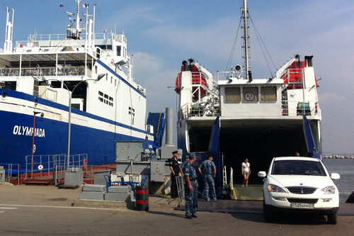 Турецкий паром "Олимпиада" и российский "Николай Аксененко" в порту "Кавказ". Анапа, 17 июля 2014 г. Фото Натальи Мацко для "Кавказского узла"
