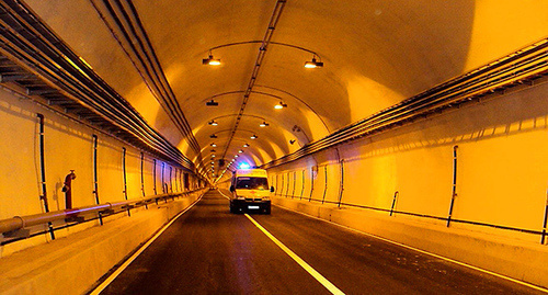 Гимринский тоннель. Фото: АбуУбайда, https://ru.wikipedia.org/wiki/%C3%E8%EC%F0%E8%ED%F1%EA%E8%E9_%E0%E2%F2%EE%E4%EE%F0%EE%E6%ED%FB%E9_%F2%EE%ED%ED%E5%EB%FC#mediaviewer/File:Gimry_tunnel_(%D0%A3%D0%BF%D1%80%D0%B0%D0%B2%D0%BB%D0%B5%D0%BD%D0%B8%D0%B5).jpg

